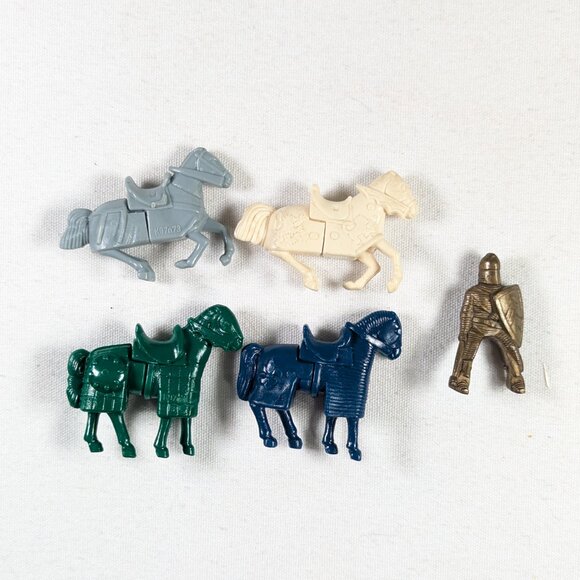 Set of 4 plastic medieval horse toys + metal knight figurine - Picture 2 of 7
